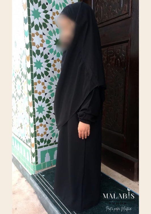 Abaya et khimar de la marque Nusayba
