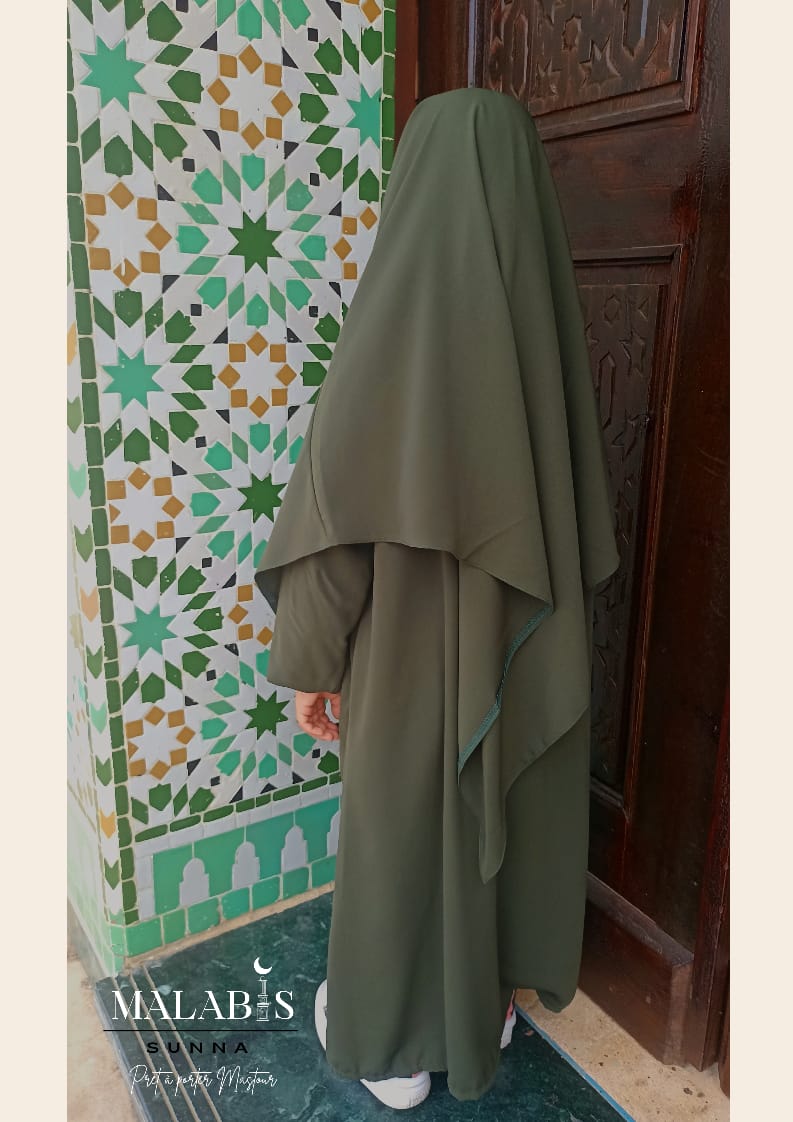 Abaya et khimar de la marque Nusayba