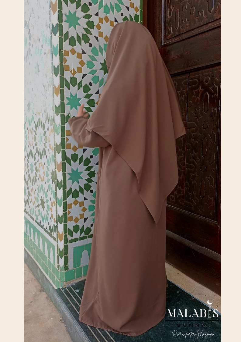 Abaya et khimar de la marque Nusayba